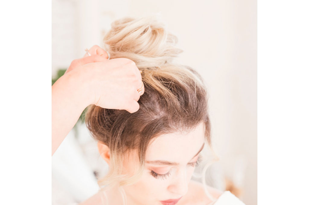 Recogidos románticos enrollados para media melena